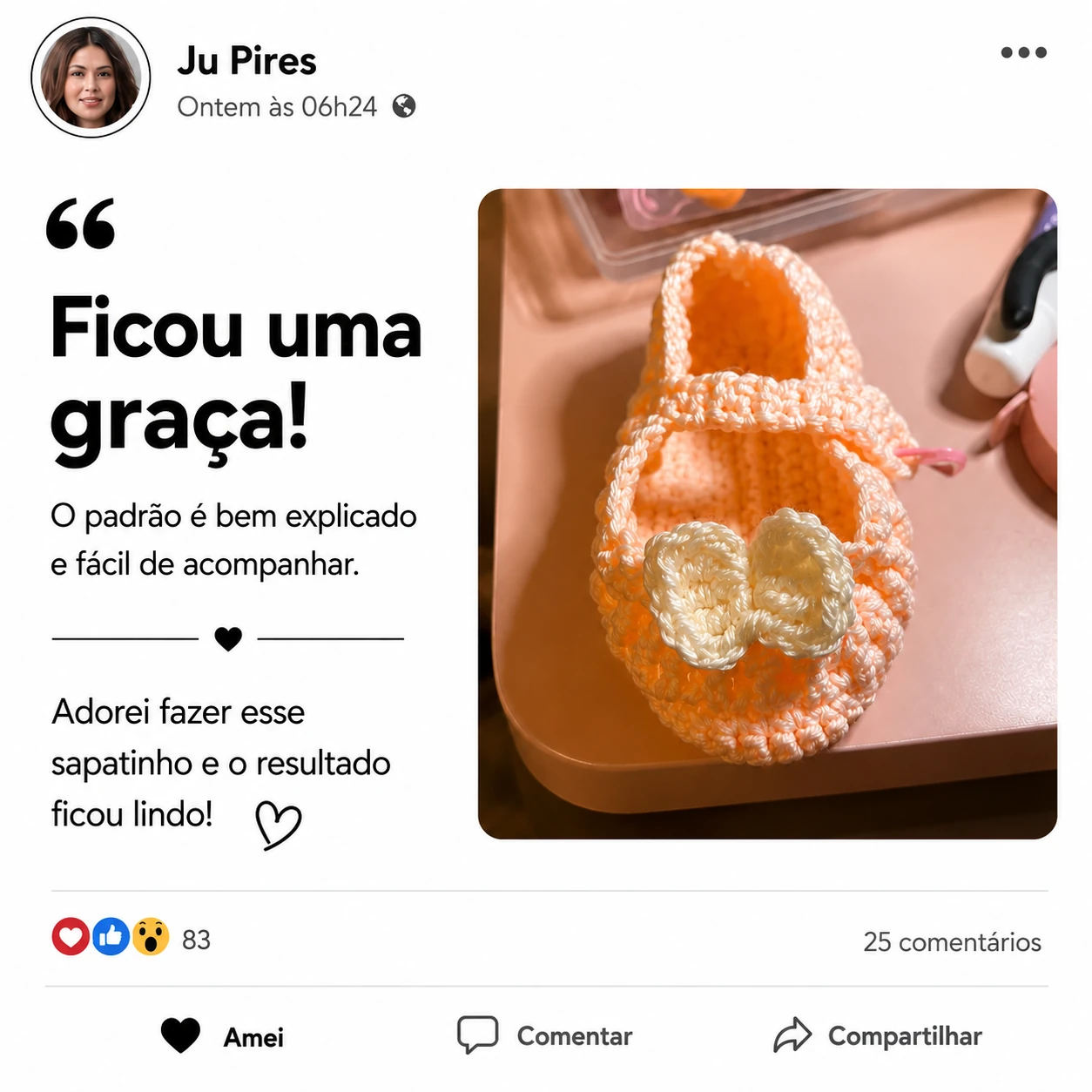 Depoimento de Ju Pires: “Ficou uma graça! O padrão é bem explicado e fácil de acompanhar. Adorei fazer esse sapatinho e o resultado ficou lindo!”, com foto do sapatinho laranja com laço que ela fez.